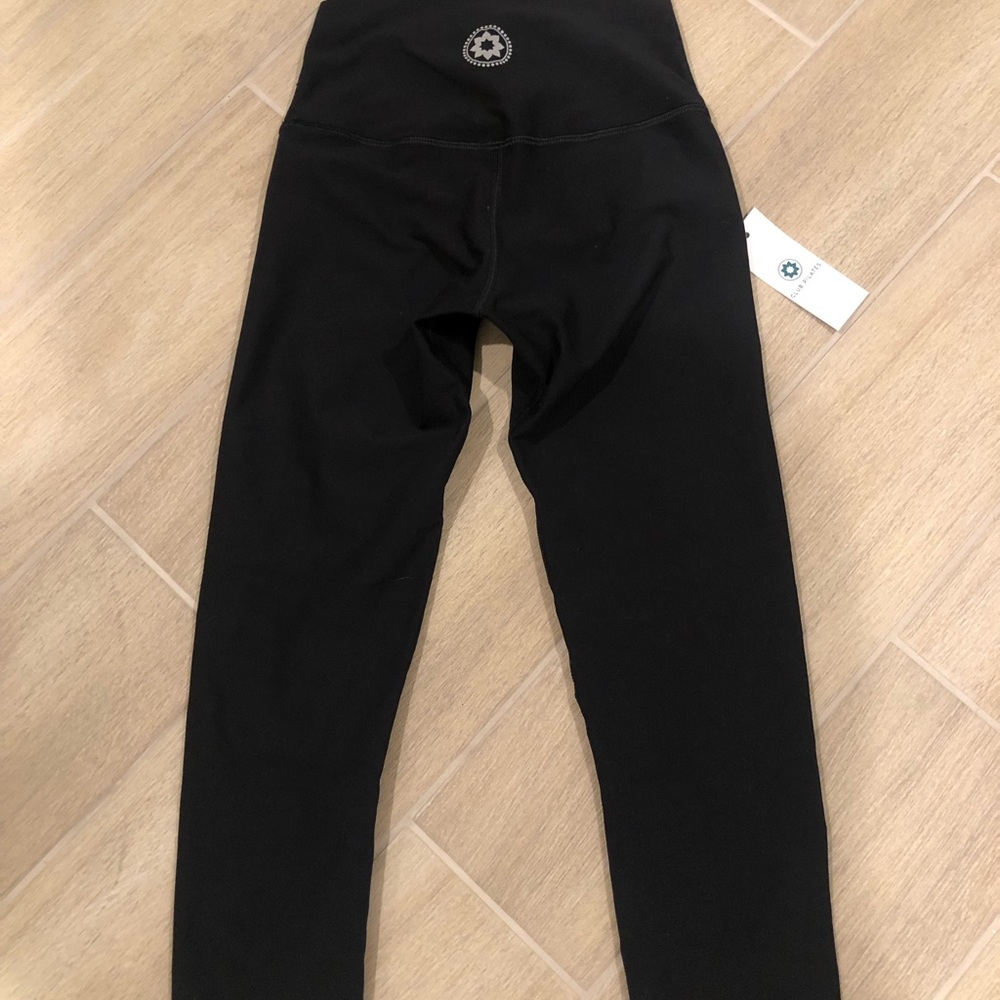 Club Pilates Cropped leggings Small NWT